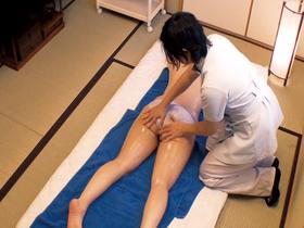 セックスレスな美人妻がイケメンマッサージ師に襲われたら、他人チ○ポを受け入れちゃう？・・・4時間 サンプル動画サムネイル